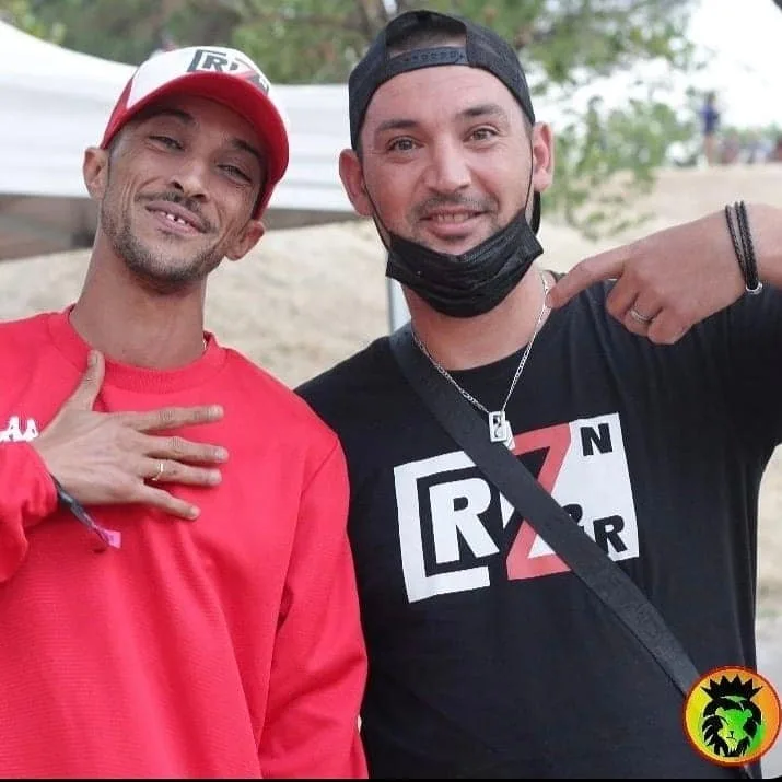 Deux artistes posent en t-shirts Criz2nerf