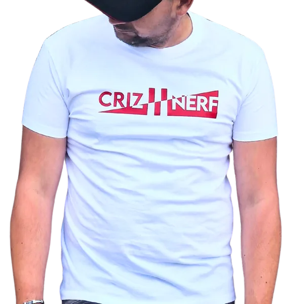 T-shirt blanc Criz2nerf « Ascension » avec logo dans un bandeau rouge, porté de face