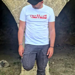 T-shirt blanc Criz2nerf « Ascension » avec logo dans un bandeau rouge, porté de face – autre vue
