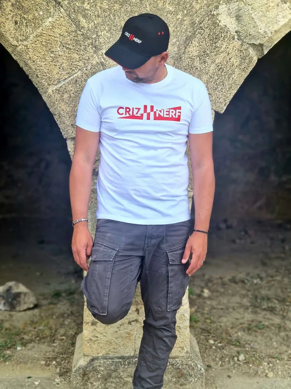 T-shirt blanc Criz2nerf « Ascension » avec logo dans un bandeau rouge, porté de face – autre vue