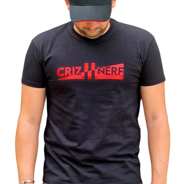 T-shirt noir Criz2nerf « Ascension » avec logo rouge sur la poitrine, porté de face – autre vue