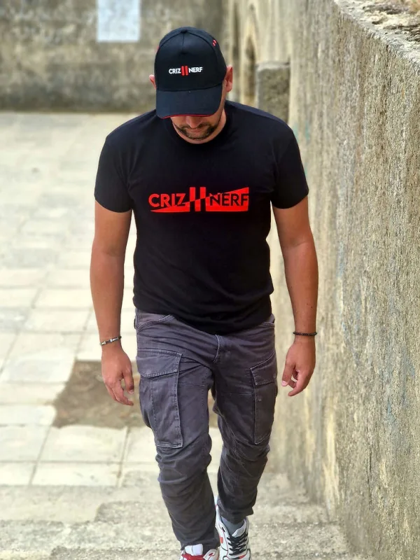 T-shirt noir Criz2nerf « Ascension » avec logo rouge sur la poitrine, porté de face