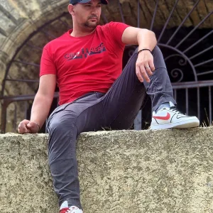 T-shirt rouge Criz2nerf « Ascension » avec logo sur la poitrine, porté de face – autre vue