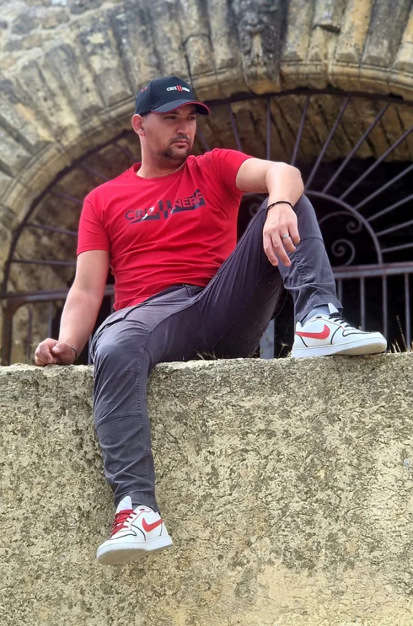 T-shirt rouge Criz2nerf « Ascension » avec logo sur la poitrine, porté de face – autre vue
