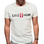 T-shirt blanc Criz2nerf avec logo noir et rouge sur la poitrine, porté de face