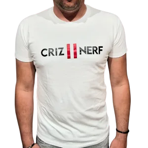 T-shirt blanc Criz2nerf avec logo noir et rouge sur la poitrine, porté de face