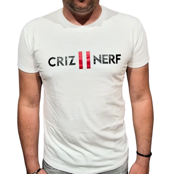 T-shirt blanc Criz2nerf avec logo noir et rouge sur la poitrine, porté de face