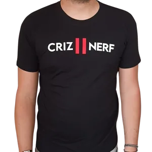T-shirt noir Criz2nerf avec logo blanc et rouge sur la poitrine, porté de face