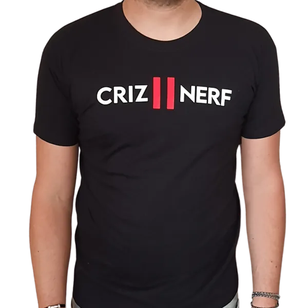 T-shirt noir Criz2nerf avec logo blanc et rouge sur la poitrine, porté de face