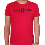 T-shirt rouge Criz2nerf avec logo noir sur la poitrine, porté de face