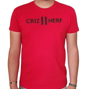 T-shirt rouge Criz2nerf avec logo noir sur la poitrine, porté de face