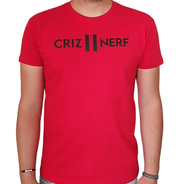 T-shirt rouge Criz2nerf avec logo noir sur la poitrine, porté de face