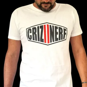 T-shirt blanc Criz2nerf avec logo dans un écusson hexagonal noir et rouge, porté de face