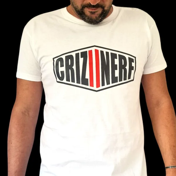 T-shirt blanc Criz2nerf avec logo dans un écusson hexagonal noir et rouge, porté de face