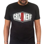 T-shirt noir Criz2nerf avec logo dans un écusson hexagonal blanc et rouge, porté de face