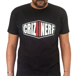 T-shirt noir Criz2nerf avec logo dans un écusson hexagonal blanc et rouge, porté de face