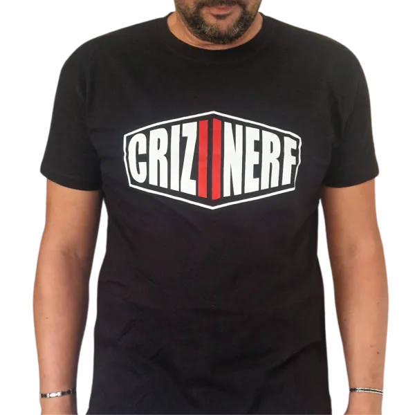 T-shirt noir Criz2nerf avec logo dans un écusson hexagonal blanc et rouge, porté de face