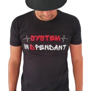 T-shirt noir Criz2nerf « System D » avec l'inscription System Indépendant en blanc et rouge, porté de face – autre vue