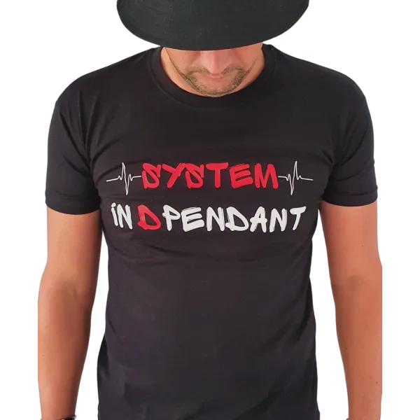 T-shirt noir Criz2nerf « System D » avec l'inscription System Indépendant en blanc et rouge, porté de face – autre vue