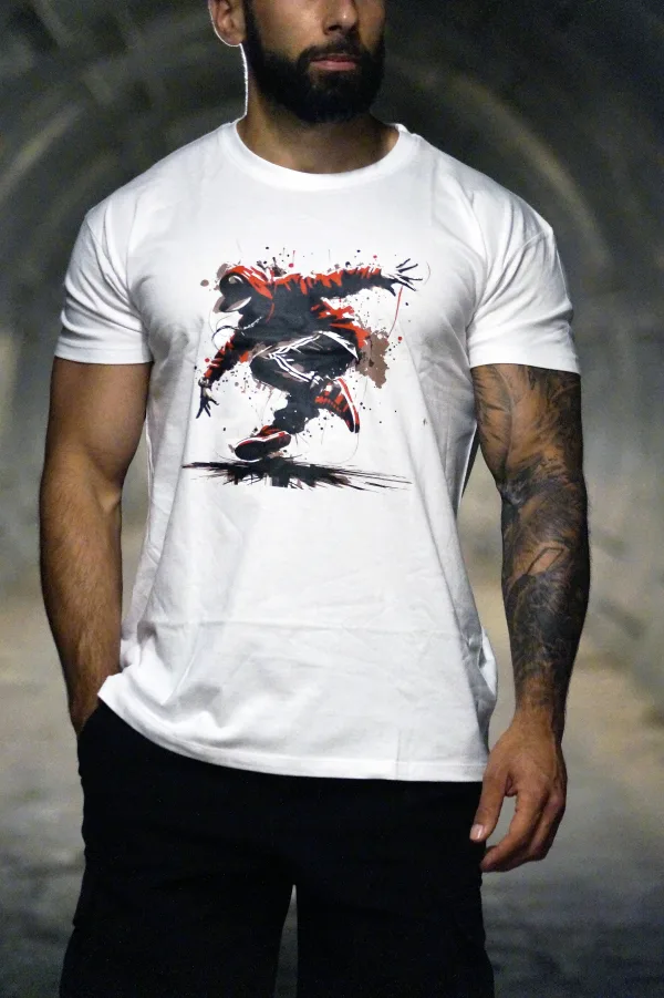 T-shirt blanc Criz2nerf « Break » avec un breakeur en mouvement et des taches rouges et noires, porté de face