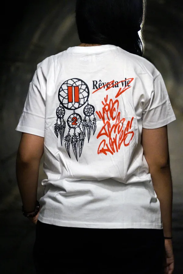 T-shirt blanc Criz2nerf « Rêve » avec attrape-rêves et inscription Rêve ta vie de Julien BRD, vu de dos
