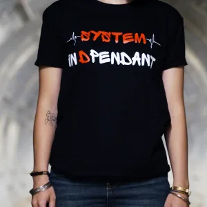 T-shirt noir Criz2nerf « System D » avec l'inscription System Indépendant en blanc et rouge, porté de face