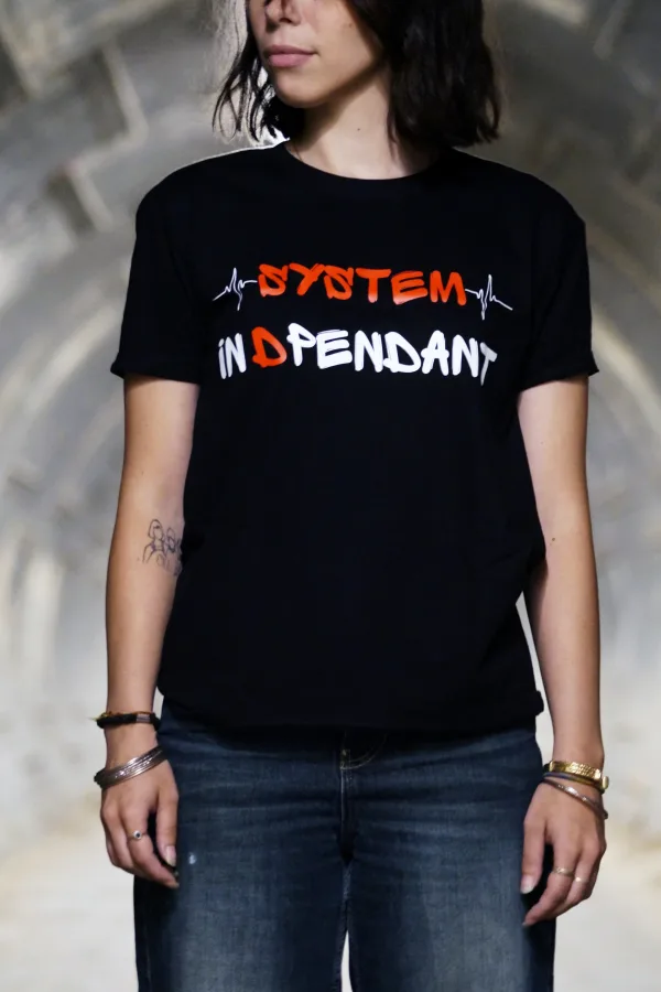 T-shirt noir Criz2nerf « System D » avec l'inscription System Indépendant en blanc et rouge, porté de face