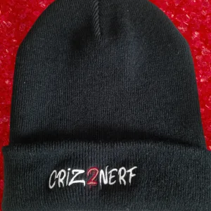 Bonnet noir à revers avec logo Criz2nerf en lettrage graffiti brodé blanc et rouge