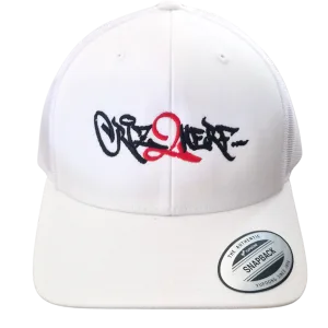 Casquette trucker blanche avec logo Criz2nerf graffiti brodé noir et rouge