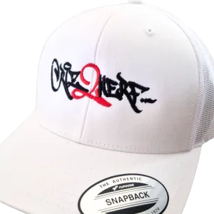 Casquette trucker blanche avec logo Criz2nerf graffiti brodé noir et rouge – autre vue