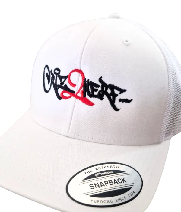 Casquette trucker blanche avec logo Criz2nerf graffiti brodé noir et rouge – autre vue