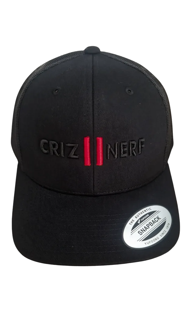Casquette trucker noire avec logo Criz2nerf brodé ton sur ton et double barre rouge