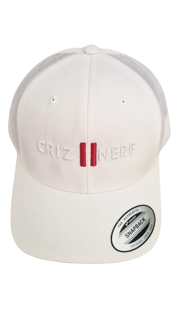 Casquette trucker blanche avec logo Criz2nerf brodé ton sur ton et double barre rouge